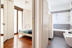 ein Bad mit einem Bett, einem Waschbecken und einer Badewanne in der Unterkunft Corsica Huge Terrace Flats in Mailand
