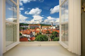 Nespecifikovaný výhled na destinaci Český Krumlov nebo výhled na město při pohledu z penzionu