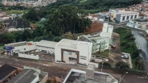 una vista aérea de una ciudad con edificios en Hotel Panorâmico, en Carmo do Paranaíba