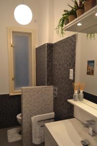 Kúpeľňa v ubytovaní City Corso Apartman + 24 fotografií