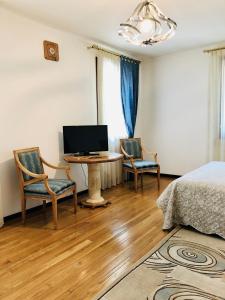 1 dormitorio con 1 cama, escritorio y sillas en Villamoreno, en Merlara