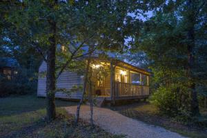 ein winziges Haus im Wald nachts in der Unterkunft Chalets de vacances Castelwood in Biron