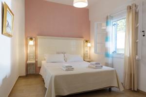 a bedroom with a bed with two towels on it at Ferma Hill Apartments in Ferma