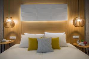 Postel nebo postele na pokoji v ubytování Sunshine Boutique Hotel