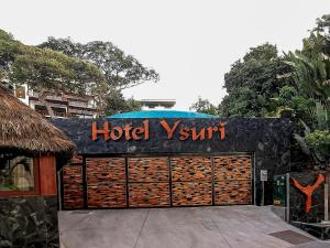 un bâtiment avec un panneau d'entrée pour yourte d'hôtel dans l'établissement Hotel Ysuri Sayulita, à Sayulita