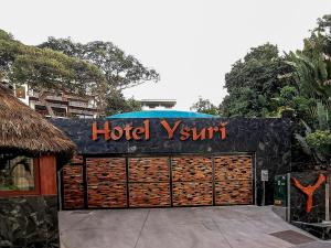 沙由利達的住宿－Hotel Ysuri Sayulita，上面有酒店蒙古包标志的建筑