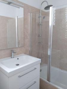 a bathroom with a white sink and a shower at LUMINOSO, AMPLIO Y FRESCO PISO EN SANTACRUZ DE TENERIFE in Santa Cruz de Tenerife