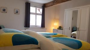 1 dormitorio con 2 camas y ventana en Ferienwohnung zur Seepromenade, 100m vom Bodensee en Überlingen