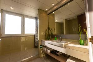 Kylpyhuone majoituspaikassa SOLARIS PANORAMIC studio vue mer