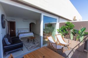 einen Balkon mit einem Wohnzimmer und einem Schlafzimmer in der Unterkunft SOLARIS PANORAMIC studio vue mer in Portimão
