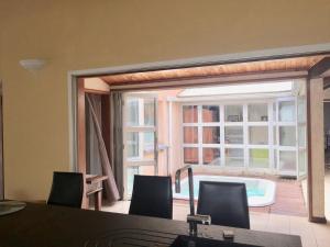 Bazén v ubytování Sun Villa chambre chez l habitant nebo v jeho okolí