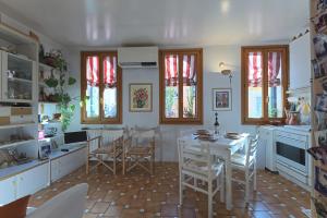 a kitchen and dining room with a table and chairs at Casa Marina in Venice