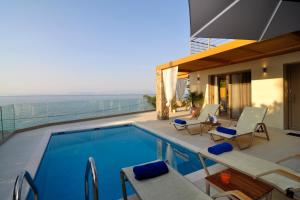 a swimming pool with a view of the ocean at Casa del Mar in Mpoukaris