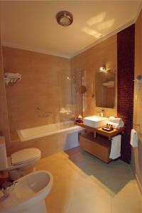 ein Badezimmer mit einem WC, einem Waschbecken und einer Badewanne in der Unterkunft Sagres Time Apartamentos in Sagres