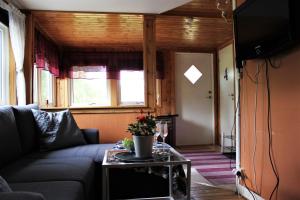 a living room with a couch and a table at Naturnära STUGA ULLARED in Ullared