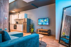アテネにあるNOHO Boutique , premium living Dikeou 8のリビングルーム(青いソファ、テレビ付)