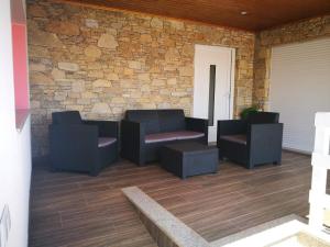un patio con sedie e un muro in pietra di Casa do Forno do Ti Correia a Macedo de Cavaleiros 1 altra foto