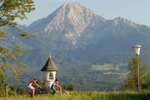 Pemandangan gunung umum atau pemandangan gunung yang diambil dari apartmen