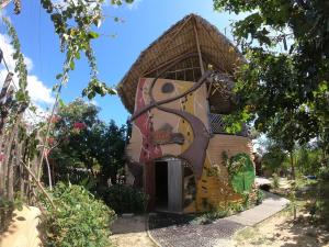 dom z obrazem na boku w obiekcie Raízes Eco Hostel w mieście Barra Grande