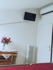 Residence Europa في ألبا أدرياتيكا: غرفة مع طاولة وتلفزيون على الحائط