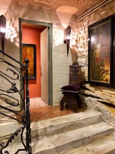 escalera en una habitación con pared de piedra en La Maison d'Alice, en Vézac