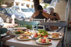 una mesa con platos de comida. en S3 Hotels Orange en Ölüdeniz