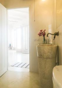 ein Bad mit einem Waschbecken und einem WC in der Unterkunft Villa Achilleas Crete in Ierápetra