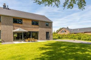 韦姆Maison LoKaKo的院子里有一张野餐桌的砖房