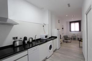 A kitchen or kitchenette at Edificio Resort Gran8Nerja