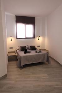 - une chambre avec un lit et une fenêtre au-dessus dans l'établissement Apartamento 1 Gran8Nerja, à Nerja