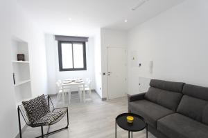 A seating area at Edificio Resort Gran8Nerja