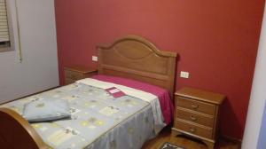 ein kleines Schlafzimmer mit einem Bett und einer Kommode in der Unterkunft casa cachafeiro in Rodeiro