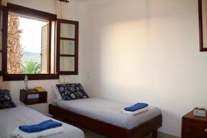 1 Schlafzimmer mit 2 Betten und einem Fenster mit Aussicht in der Unterkunft Luxury Villa del Mar - Bahia Feliz in Maspalomas + 8 Fotos