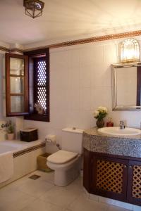 ein Badezimmer mit Toilette, Badewanne und Waschbecken in der Unterkunft Luxury Villa del Mar - Bahia Feliz in Maspalomas