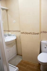 La salle de bains est pourvue de toilettes et d'un lavabo. dans l'établissement IZASKUNena Home E-BI 1190, à Getxo