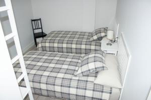- une chambre avec 2 lits superposés et un escalier dans l'établissement IZASKUNena Home E-BI 1190, à Getxo
