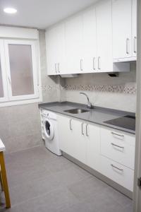 Kuchyňa alebo kuchynka v ubytovaní IZASKUNena Home E-BI 01190