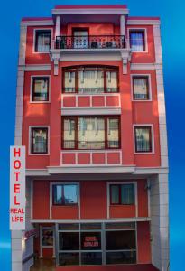 イスタンブールにあるHotel Real Lifeの赤い外観のアパートメントビル