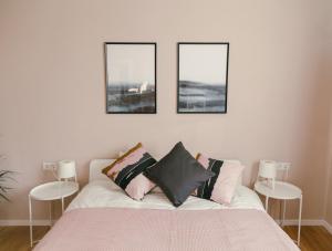 sypialnia z 3 zdjęciami nad łóżkiem w obiekcie IZU Home w Rydze