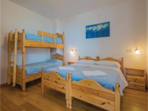 a bedroom with two bunk beds in a room at Agritur Al Paradis - Appartamenti in Portolo