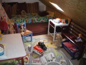 a childs bedroom with a bunk bed and a table at Urlaub zwischen Nord- und Ostsee in Leck