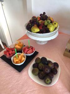 Podere San Luigi Residence في أوترانتو: طاولة مقدمة مع أطباق من الفواكه والخضروات