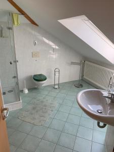 Kúpeľňa v ubytovaní Feriendomizil-Stegemann
