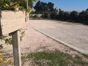 una señal que está al lado de una carretera en Podere San Luigi Residence, en Otranto