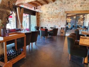 een restaurant met tafels en stoelen en een wijnkelder bij Hotel Boutique Puig Francó - Adults Only in Camprodon