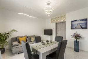 Televízia a/alebo spoločenská miestnosť v ubytovaní Royal Silver Apartment