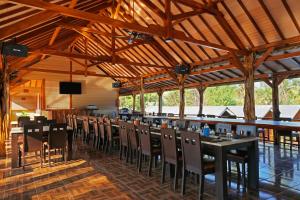 un ristorante con tavoli e sedie e un bar di Wah Resort Gili Trawangan a Gili Trawangan