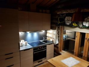 a kitchen with a stove and a stove top oven at Salmikankaankelo C4 in Ruka