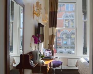 Зона вітальні в Dublin Citi Hotel of Temple Bar
