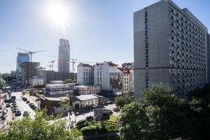 widok na miasto z wysokim budynkiem w obiekcie VipWarsawApartments Amber Mennica Residence w Warszawie